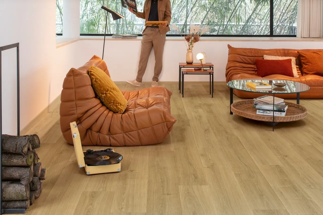 Sala de estar com piso amadeirado Quick-Step