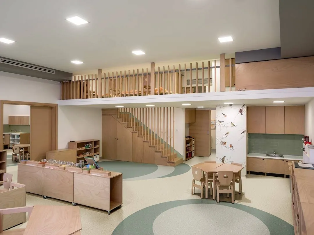 Sala de aula com manta vinílica