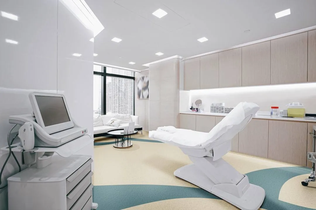 Sala de procedimentos com manta vinílica