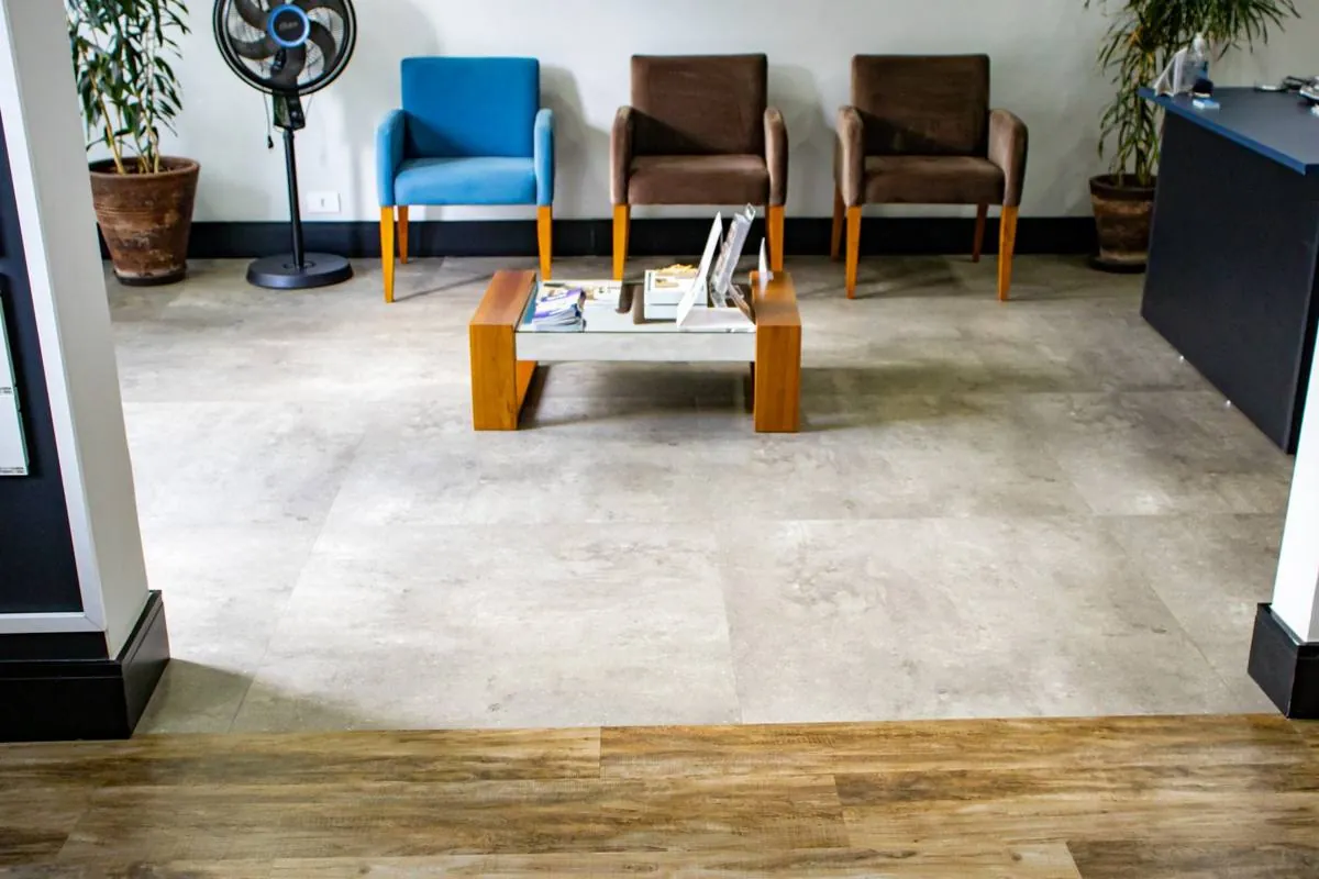 Ambiente do showroom Terart com piso vinílico
